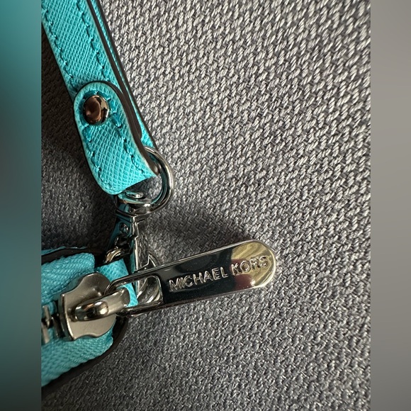 Micheal Kors Jet Set Wristlet - Picture 8 of 9